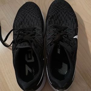 Nike Zoom Tennis Shoes Size 9